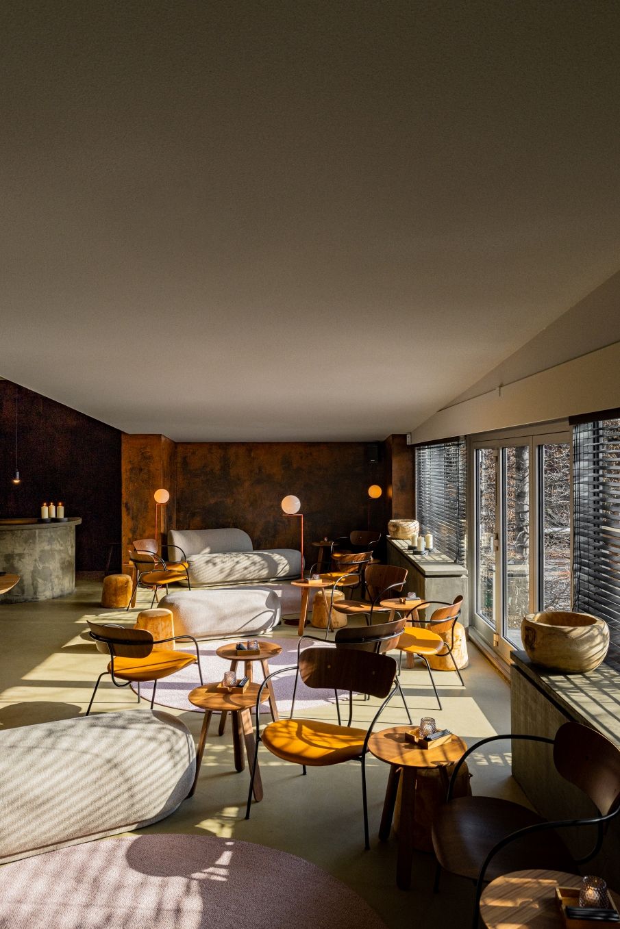 Beluga Loves You restaurant interieur tafels en stoelen