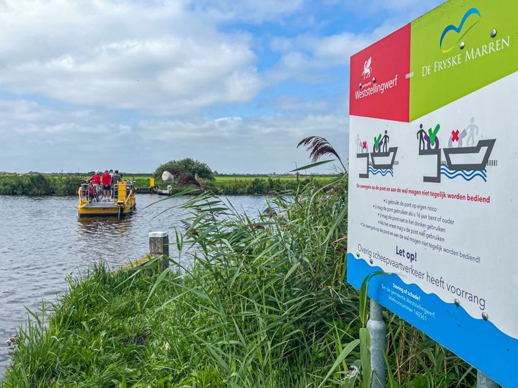 Instructiebord bij het veer