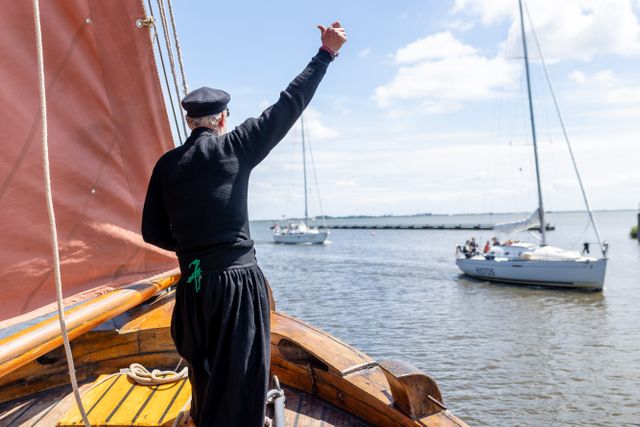 Een schipper op een botter tijdens Volendammerdagen