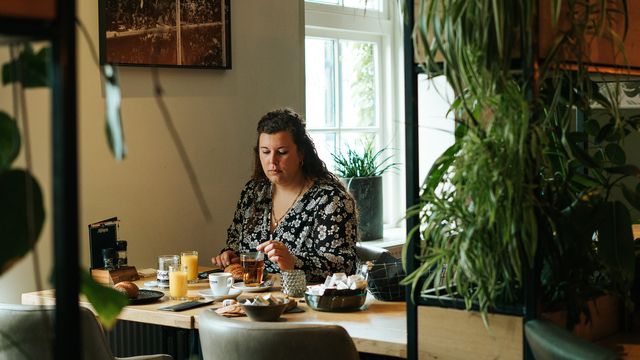 Vrouw aan het ontbijt met Lely