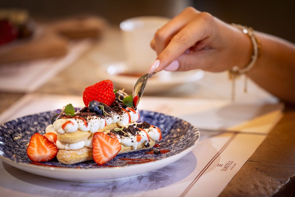 Restaurant De Dijketelg Bistrobar in Oudewater, Groene Hart, dessert met aardbeien, blauwe bessen, room en chocoladekruimels geserveerd op een bord.