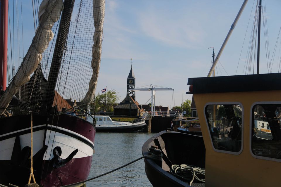 verschillende boten in de haven van hindeloopen