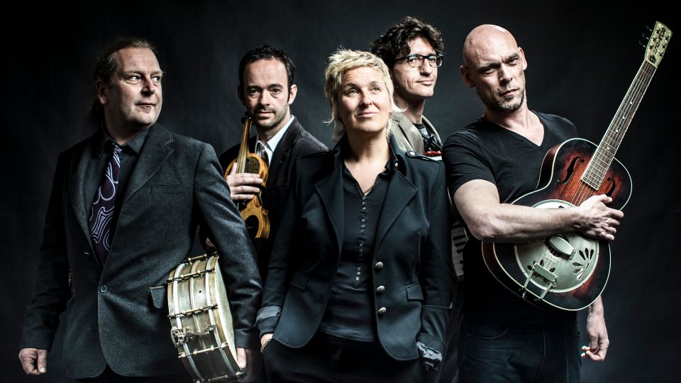 Concert | Lucy Legeland zingt en inkt