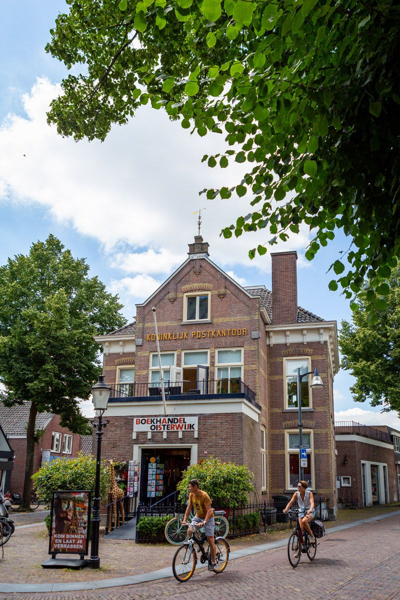 Monumentaal pand van het Oude Postkantoor in de zomer.