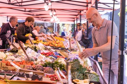 Groente en fruit op de weekmarkt
