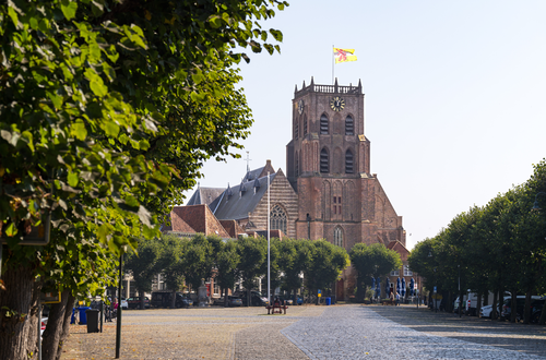 De markt van Geertruidenberg met kerk