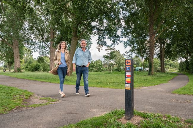 Stel wandelt in de natuur