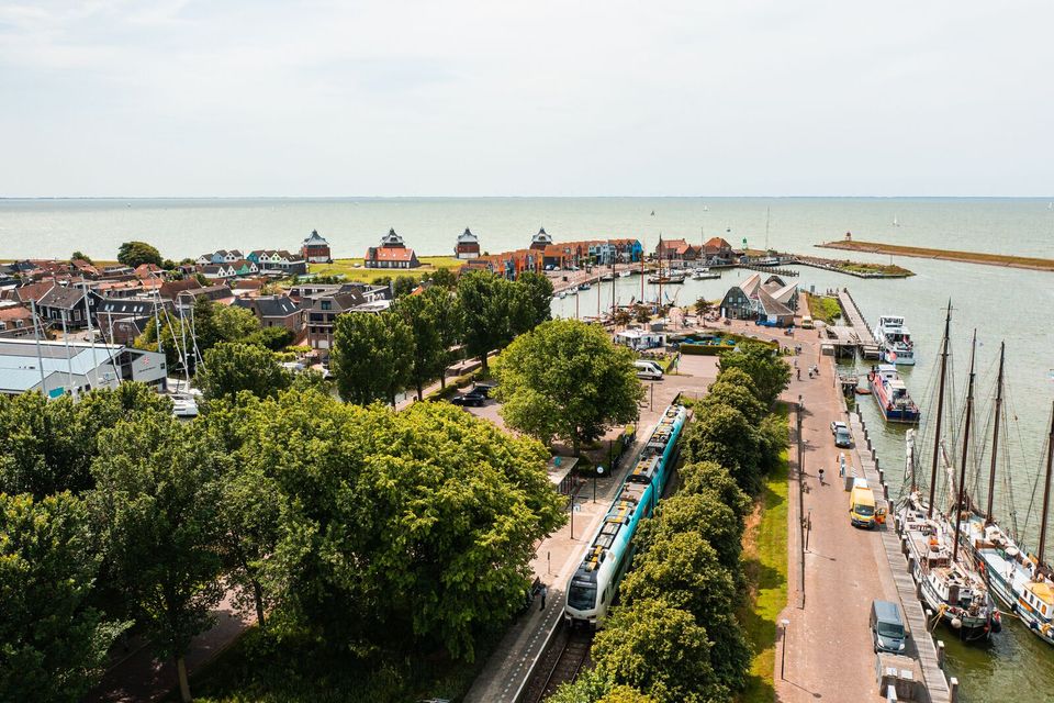 Trein van Arriva op het spoor bij station Stavoren.