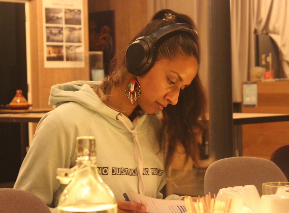 Deelnemer tijdens Outspoken Connects schrijfsessie