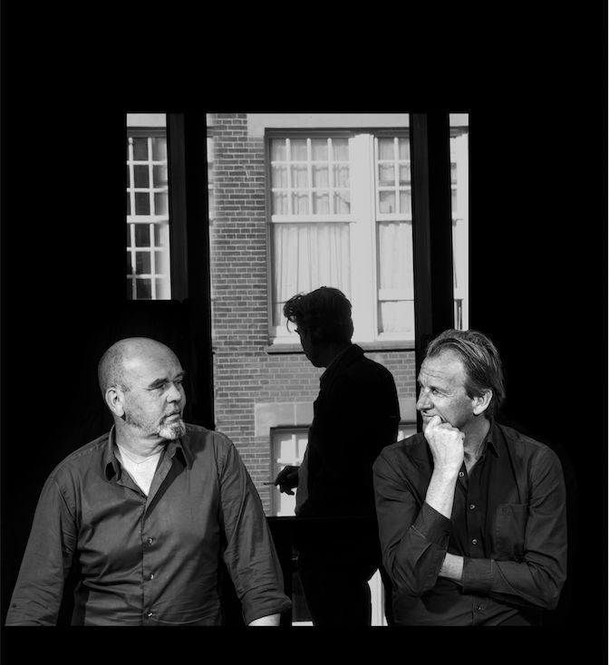 Een poster van drie mannen