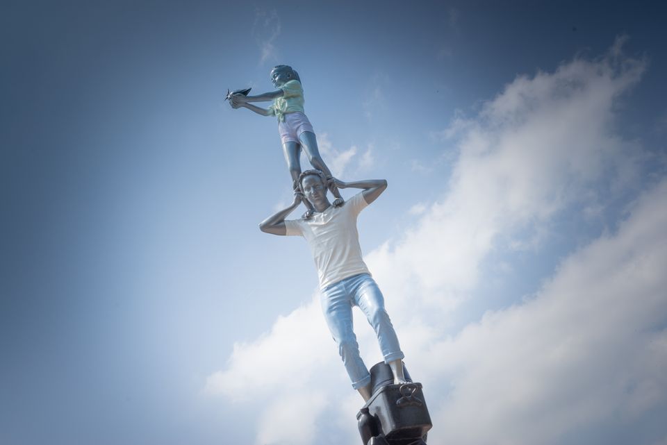 Meisje houd kievit vast terwijl ze op de schouders van haar vader staat - fontein Sloten