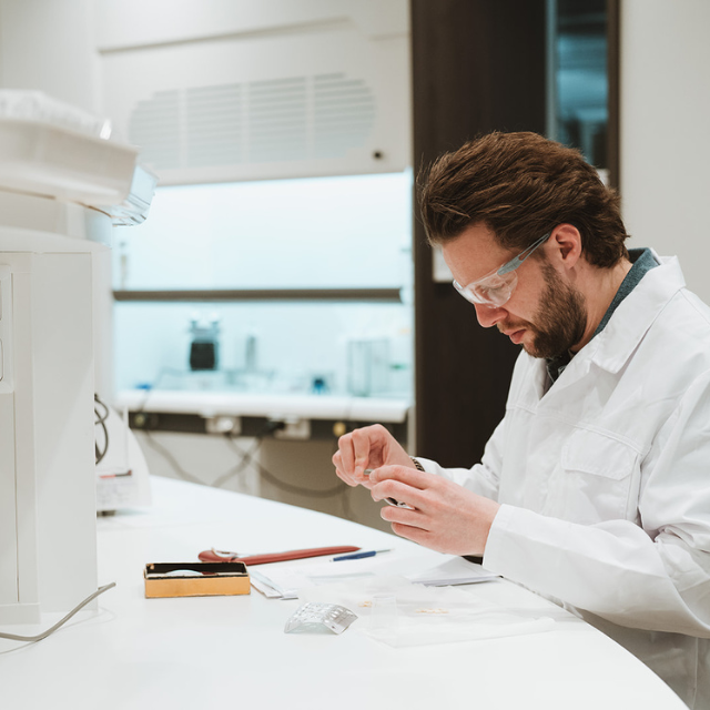 Iemand aan het werk bij LelyPharma