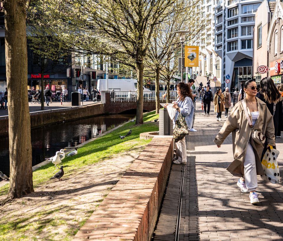 Foto op de Gedempte gracht in Zaandam van winkelende mensen.