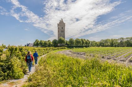 Wandelen naar een kerk in Noordwest Friesland