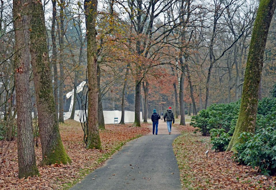 bezoekers bij jardin demail van jean dubuffet