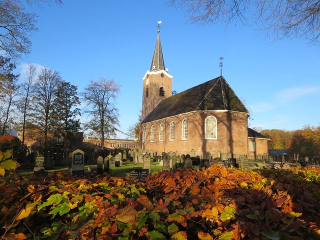 Sint Martenskerk Beetsterzwaag in herfstkleuren