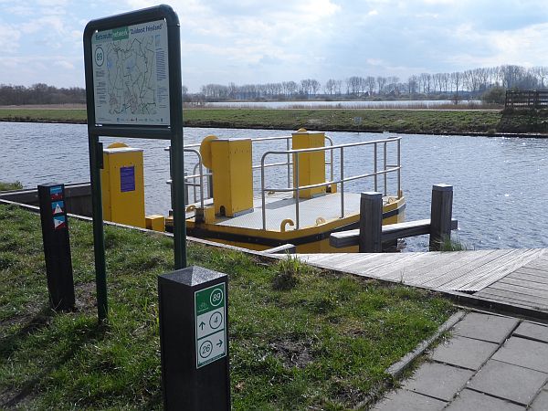 Het pontje ligt in diverse fietsroutes, te zien aan het paaltje met knooppunten.