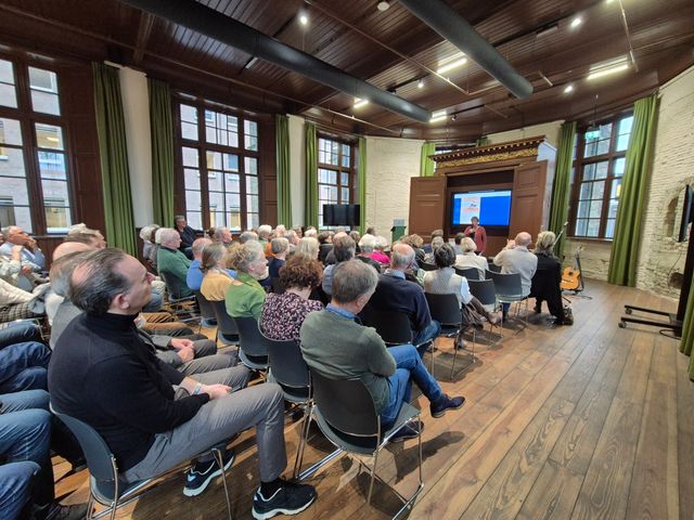 De overhandiging vond plaats tijdens de boekpresentatie van 'Bevrijd, maar nog geen vrede'