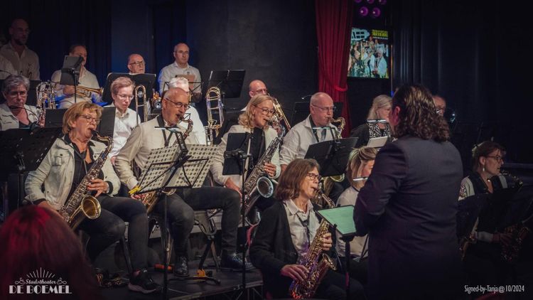 Orkestleden spelen jazzmuziek