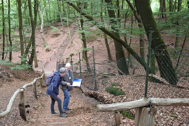 Wandelaars bij Aquaduct Berg en Dal