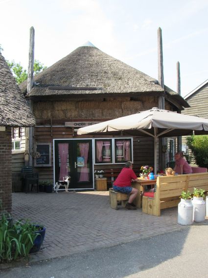 Terras voor de hooischuur bij boerderij Valkendam