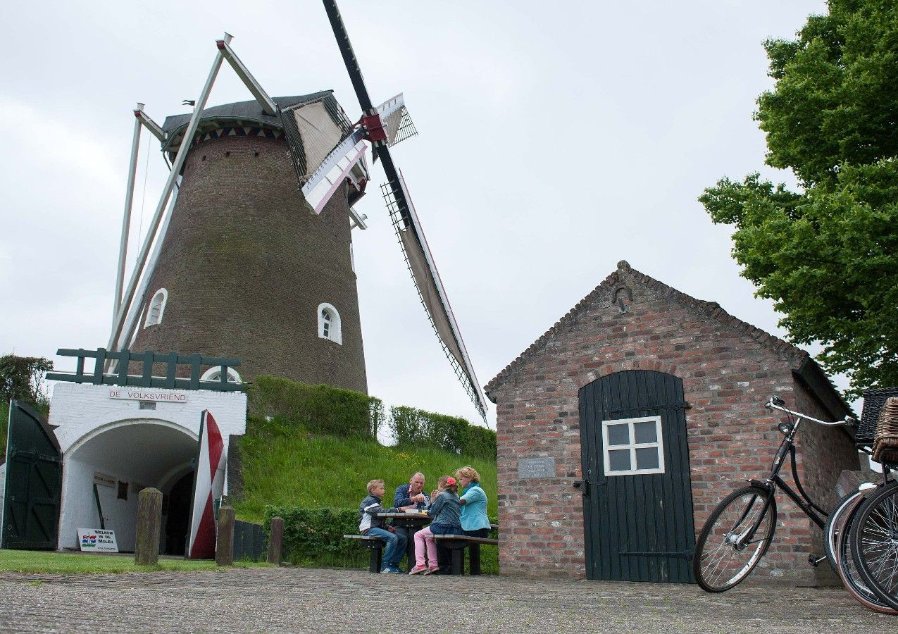 Molen De Volksvriend Liessel met bakhuisje