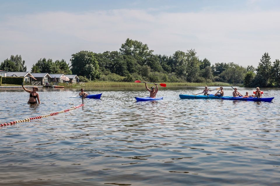 Zwemmen en kanovaren bij het Nannewiid in Oudehaske.