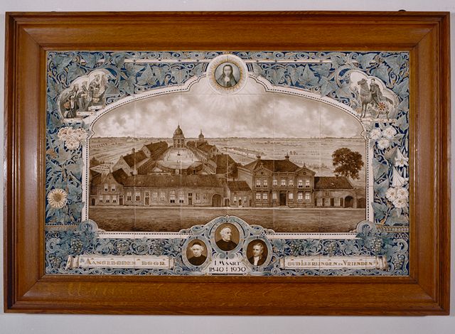 Tegeltableau met Instituut Saint-Louis te Oudenbosch