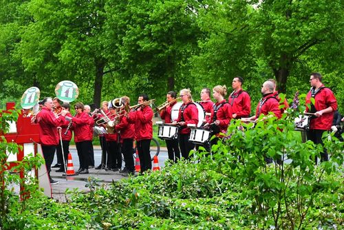 Een groep mensen met instrumenten