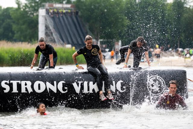 Foto van een luchtkussen waar Strong Viking op staat in het water.