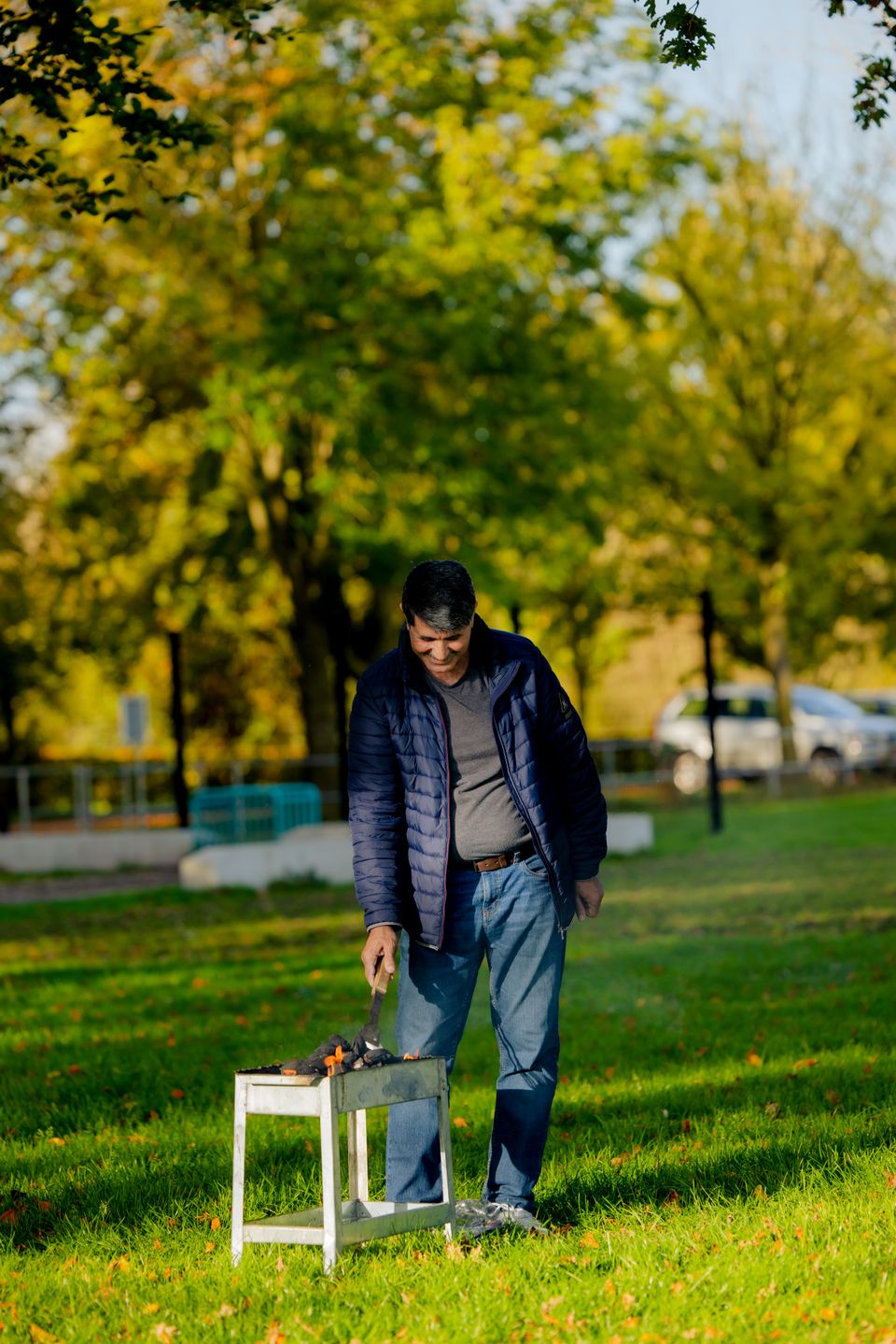 Man aan het barbecueën