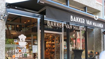 Exterieur van Bakker Van Maanen in Woerden met terras en winkelpui, ambachtelijke bakkerij en koffiebar in het stadscentrum, plek voor vers brood, gebak en een koffiemoment tijdens een dagje Woerden.