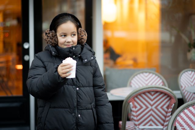 Kindje met chocolademelk