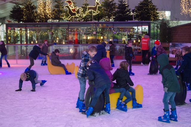 Schaatsende kinderen op de Rotary-ijsbaan in Woerden!