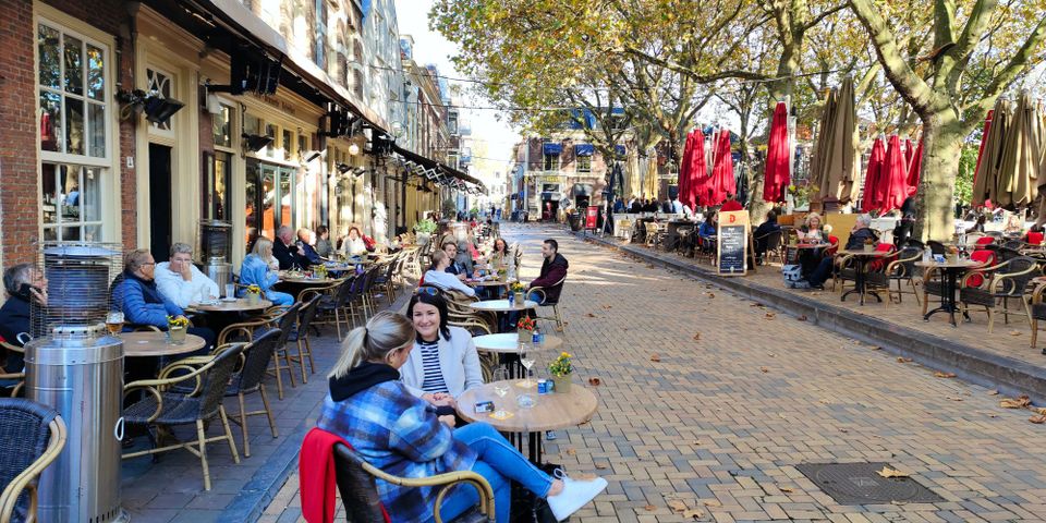 Gezellig terras op de Beestenmarkt in Delft in de herfst