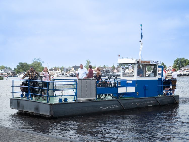 Aan de ene kant van de pont staat Hin en Wer (Fries), aan de andere Heen en Weer