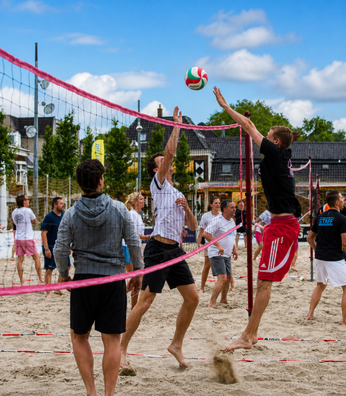 Mensen die aan het beach volleyballen zijn