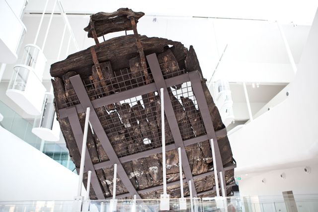 Close up van de boeg van een houten schip, van onderaf gezien.