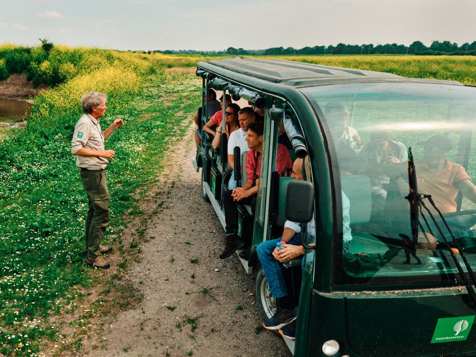 Mensen in kar krijgen uitleg.
