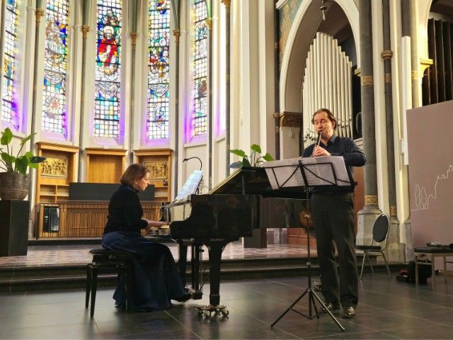 Een afbeelding van 2 muzikanten die klassieke muziek spelen