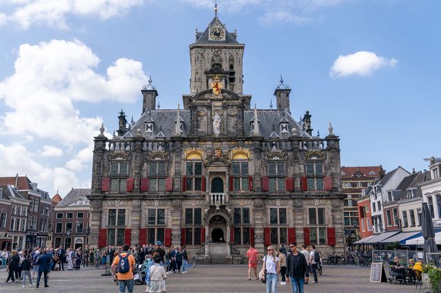 Een vooraanzicht van het Stadhuis van Delft op het Marktplein