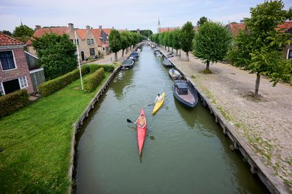 Twee mensen kanoënd door Sloten.