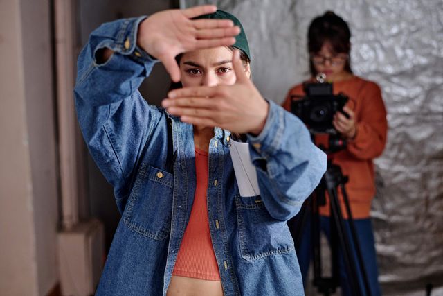 Culturele locatie Het Klooster in Woerden, Groene Hart, filmcursus met deelnemers die samen een videocamera bedienen tijdens creatieve workshop videoproductie.