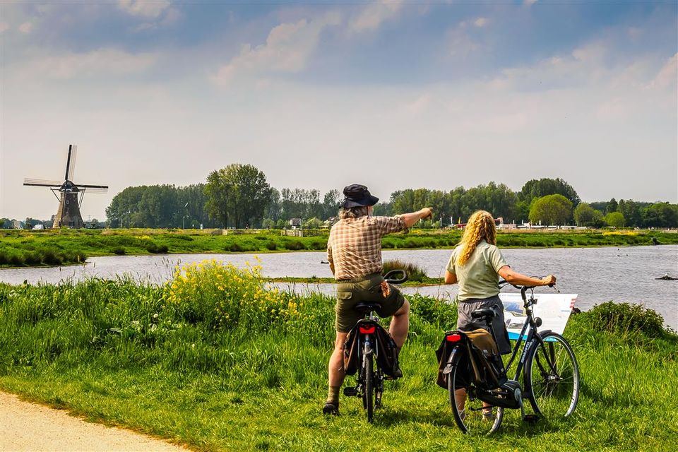 Twee mensen op de fiets in de Krimpenerwaard