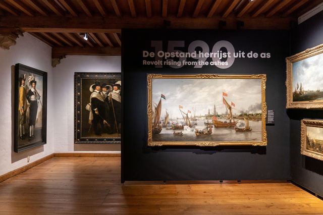 Binnen in het Museum Prinsenhof in Delft met zicht op de schilderijen
