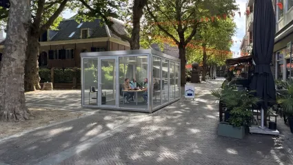 Het Glazen Huis op de Hogewoerd in Woerden, met radiomakers in een glazen studio onder de bomen in het centrum van de stad.