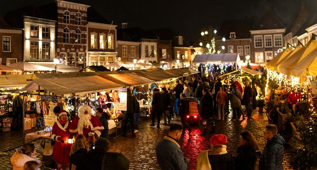 Stände mit Weihnachtsbeleuchtung