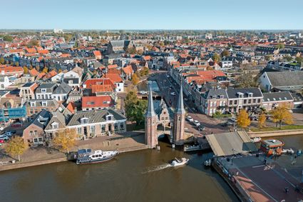 dronefoto van sneek met de waterpoort. de bomen hebben herfstkleuren