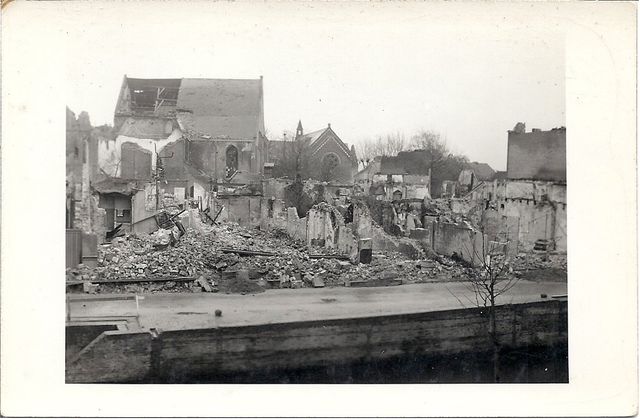 Zevenbergen november 1944. Op de achtergrond midden de Bartholomeuskerk zonder toren. Voorgrond links de Hervormde kerk