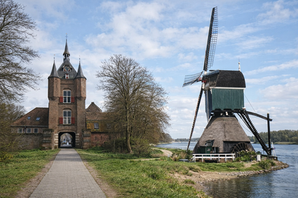 Afbeelding van Lekpoort en Viaanse wipkorenmolen samengevoegd